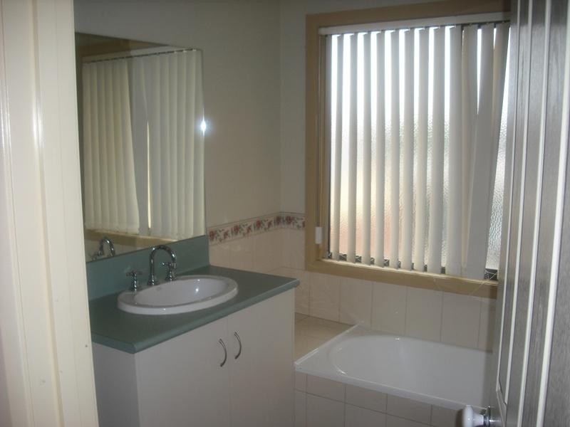 Unit 3/4 Euroa Walk, Melton VIC 3337