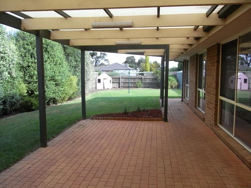 2 Deanswood Place, Brookfield VIC 3338