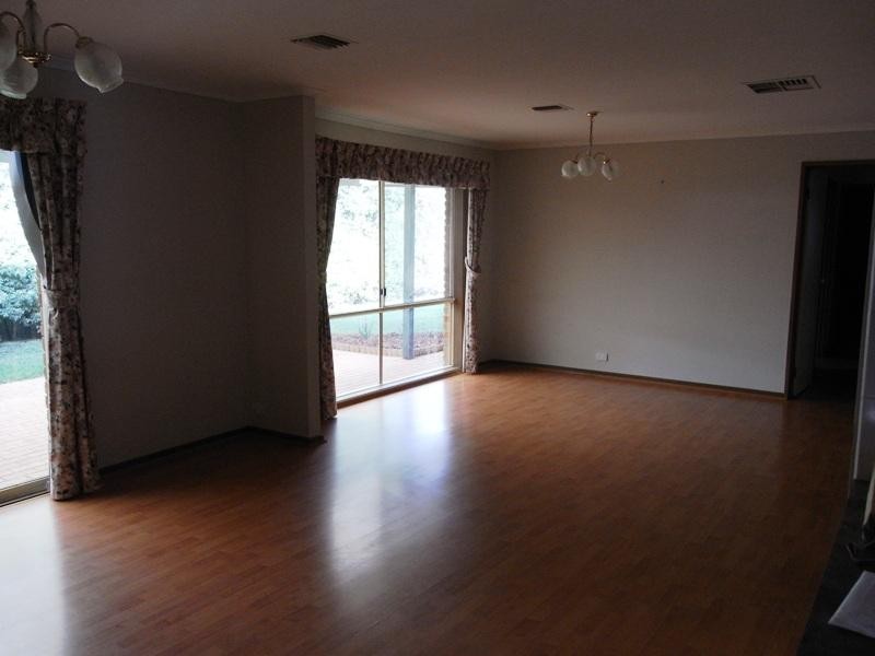 2 Deanswood Place, Brookfield VIC 3338