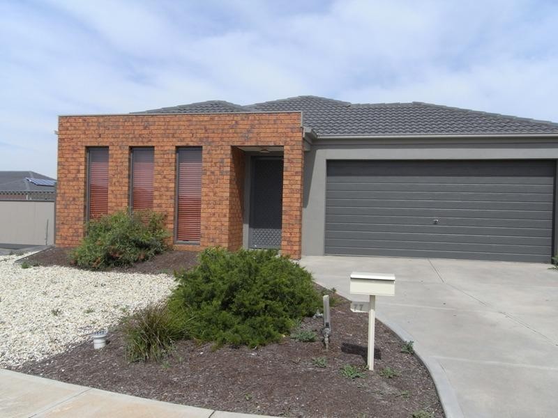 77 Fairhaven Blvd, Melton West VIC 3337