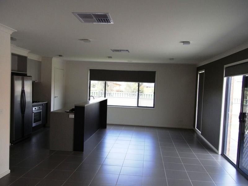 77 Fairhaven Blvd, Melton West VIC 3337