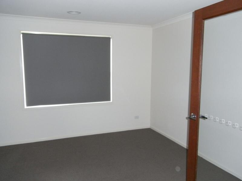 77 Fairhaven Blvd, Melton West VIC 3337