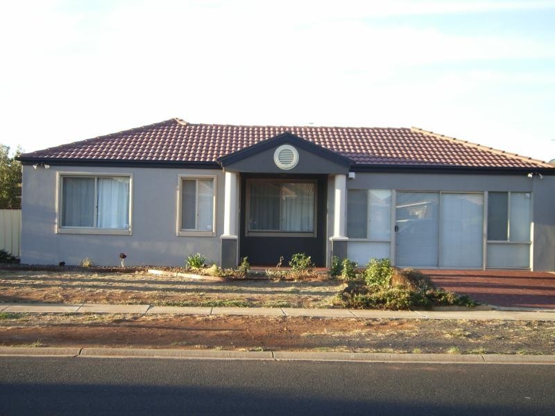 2 Greenhills Drive, Melton VIC 3337