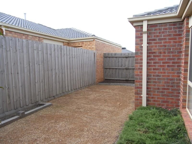 Unit 7/8-12 Granholm Grove, Melton West VIC 3337