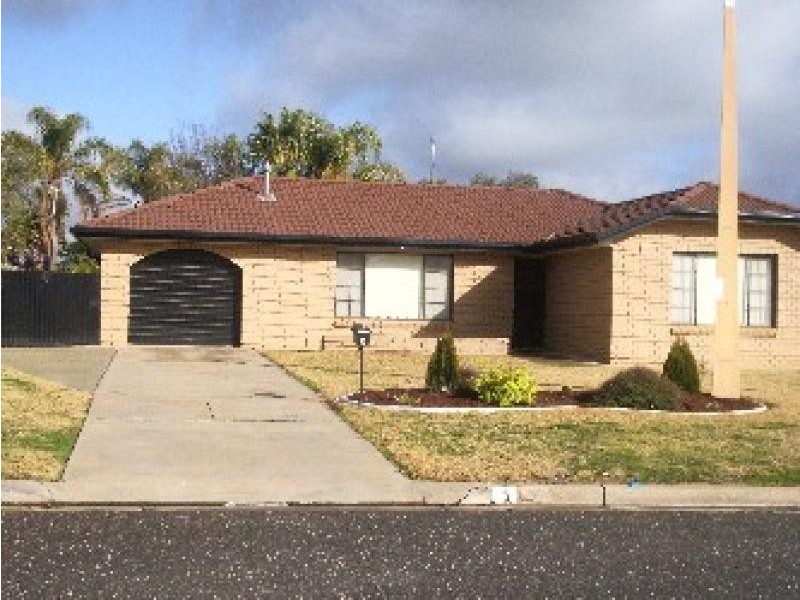 5 TURA PLACE, Glenfield Park NSW 2650