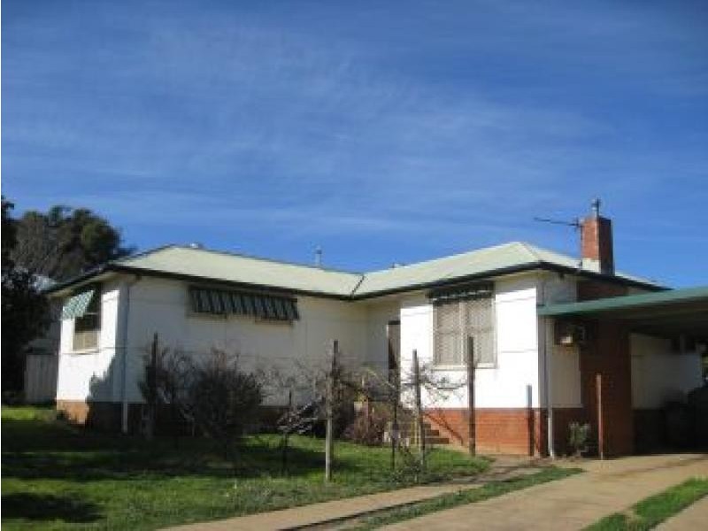 4 MARGARET AVENUE, Mount Austin NSW 2650