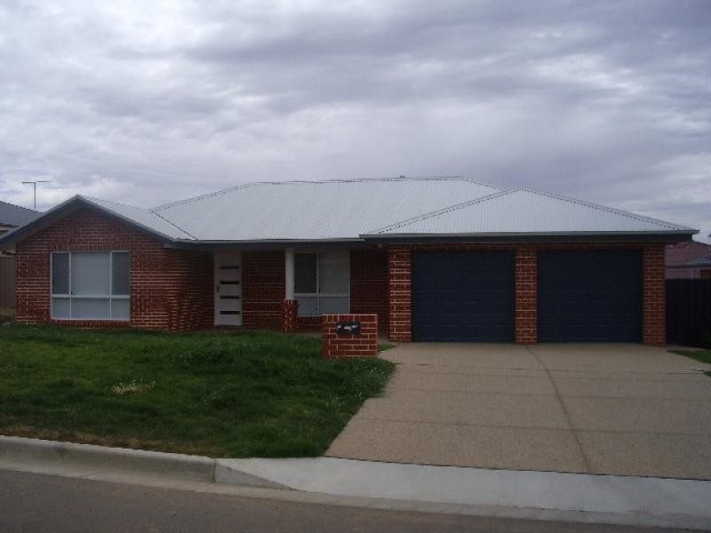 8 DEAKIN AVENUE, Lloyd NSW 2650