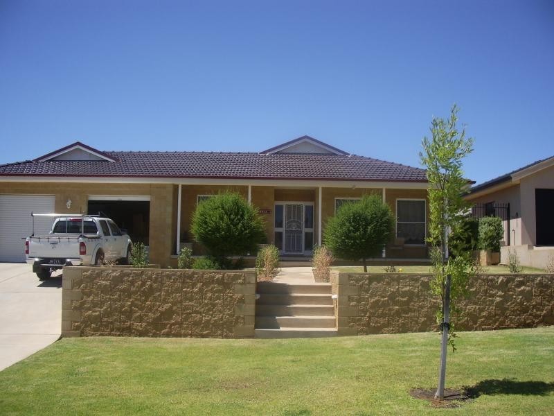 11 HUDSON DRIVE, Lloyd NSW 2650