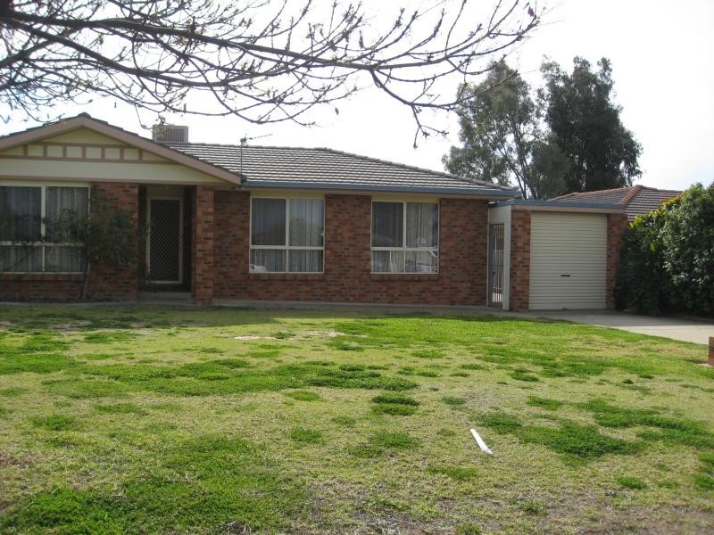 97 DALMAN PARKWAY, Glenfield Park NSW 2650