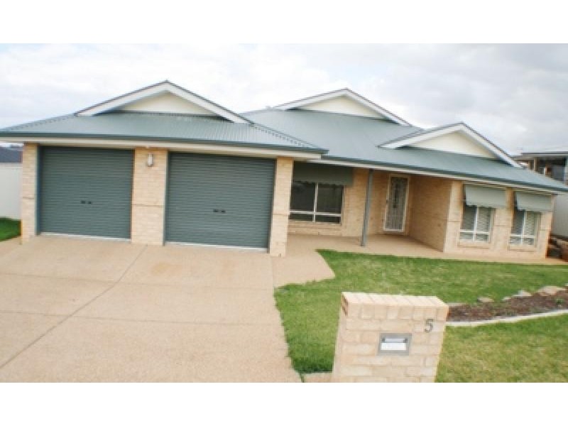 5 Waverley Place, Wagga Wagga NSW 2650