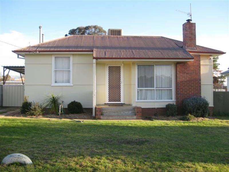77 Phillip Avenue, Mount Austin NSW 2650