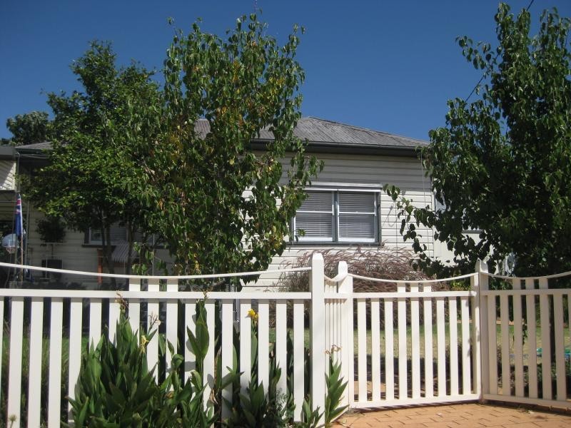 302 Lake Albert Road, Kooringal NSW 2650