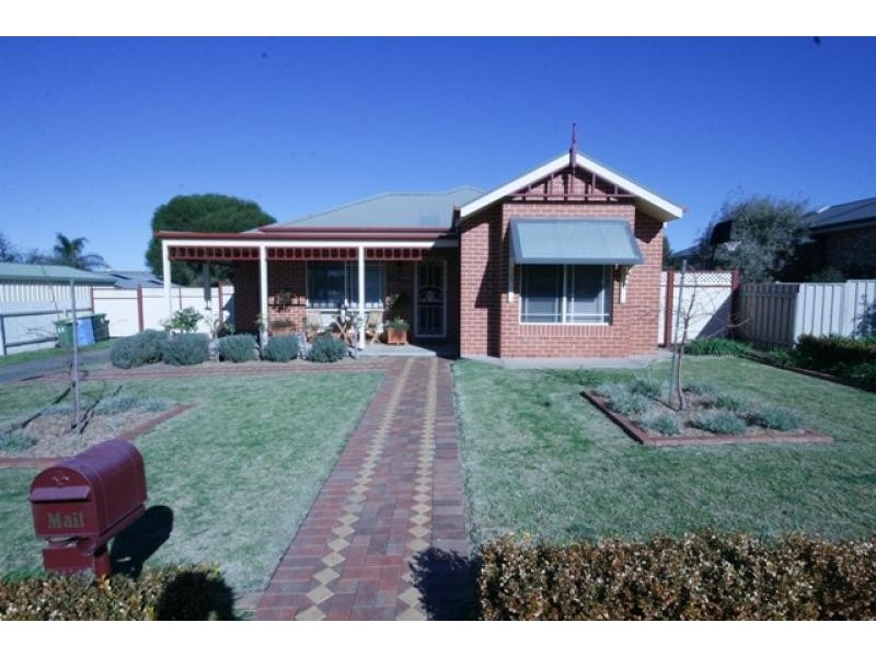 9 Harrier Place, Estella NSW 2650