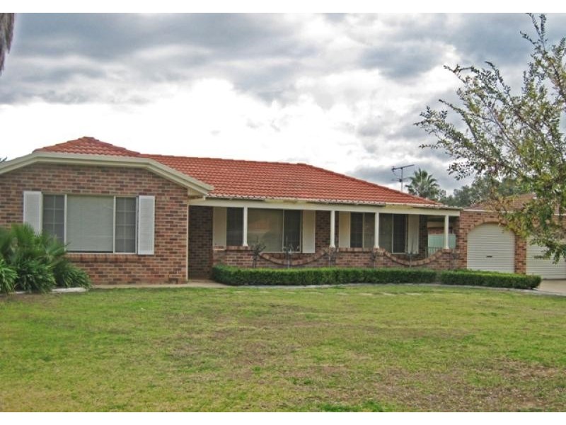 11 Karoom Drive, Glenfield Park NSW 2650