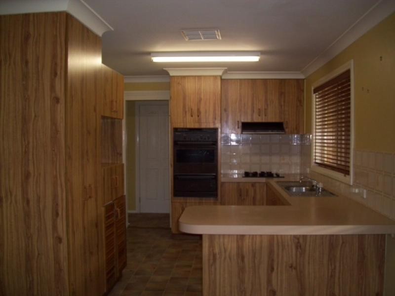 11 Karoom Drive, Glenfield Park NSW 2650