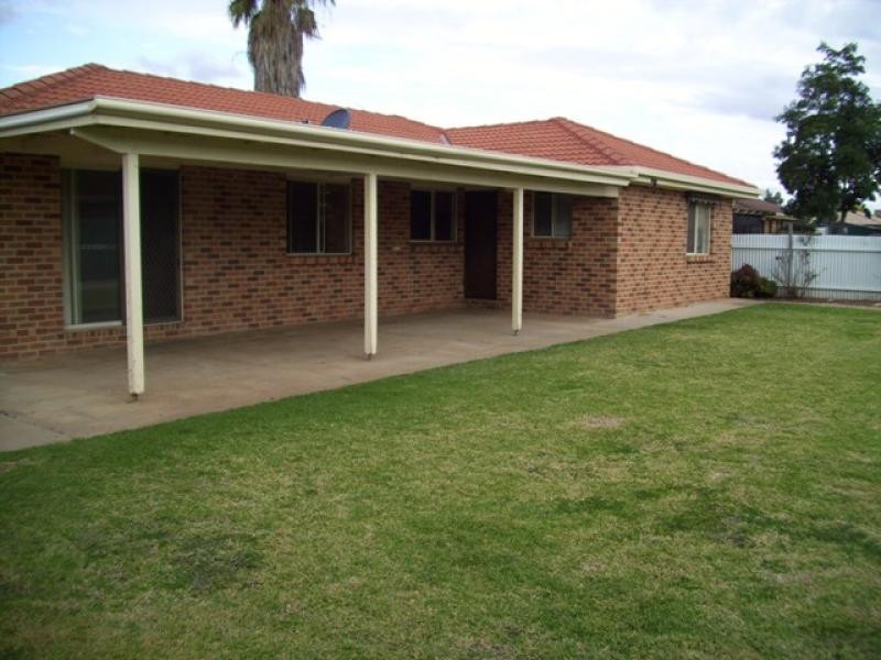 11 Karoom Drive, Glenfield Park NSW 2650