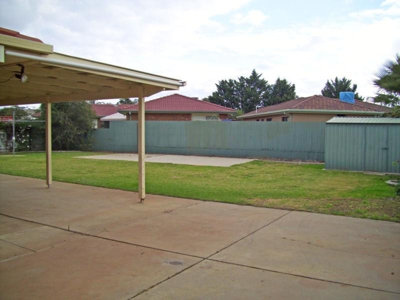 11 Karoom Drive, Glenfield Park NSW 2650