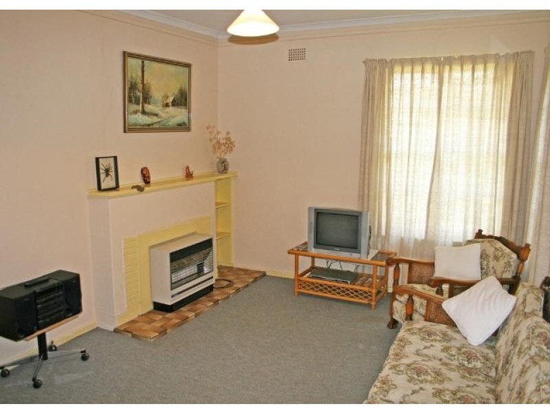 10 Bluett Crescent, Turvey Park NSW 2650