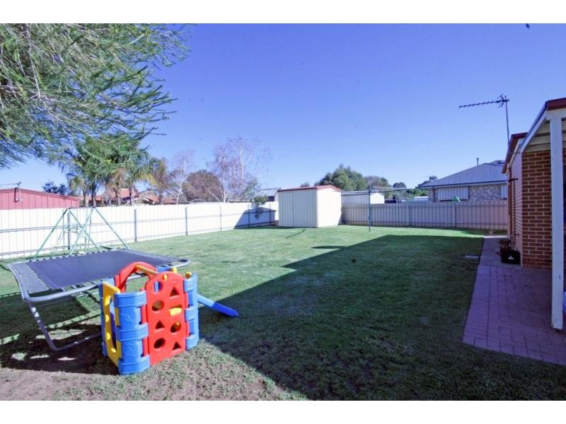 9 Harrier Place, Estella NSW 2650