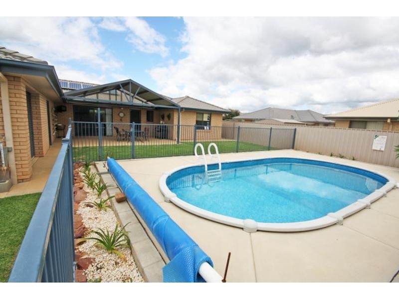 6 Garru Place, Wagga Wagga NSW 2650