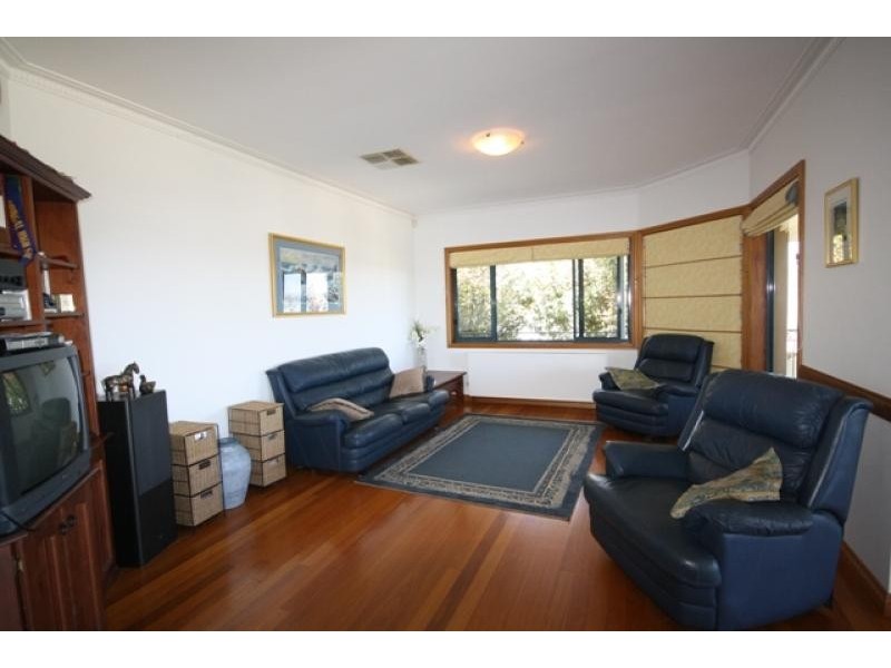 2 Gibbes Place, Wagga Wagga NSW 2650