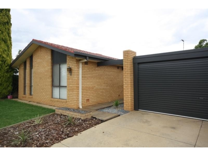 24 Pinaroo Drive, Glenfield Park NSW 2650