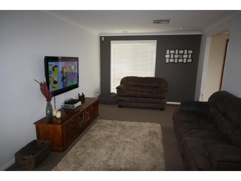 24 Pinaroo Drive, Glenfield Park NSW 2650