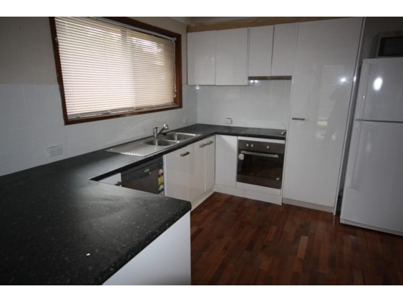 24 Pinaroo Drive, Glenfield Park NSW 2650