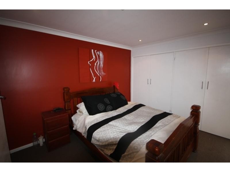 24 Pinaroo Drive, Glenfield Park NSW 2650