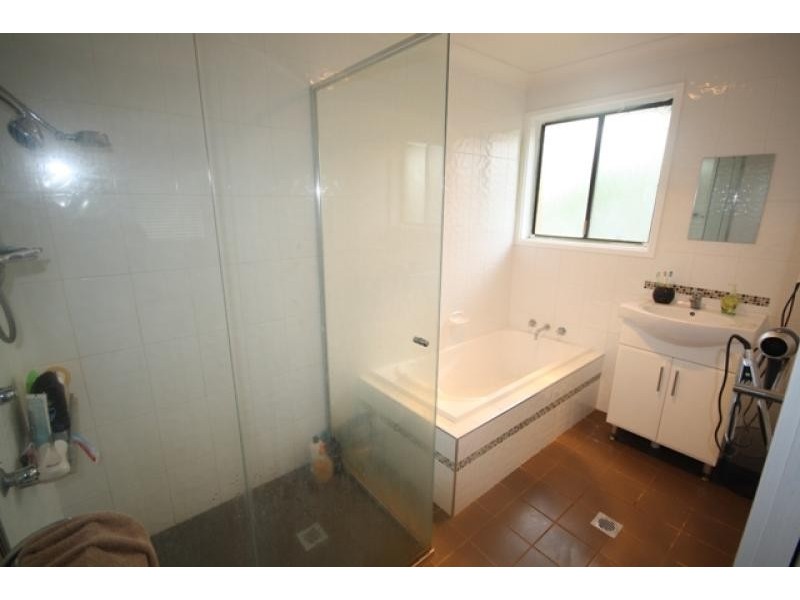 24 Pinaroo Drive, Glenfield Park NSW 2650