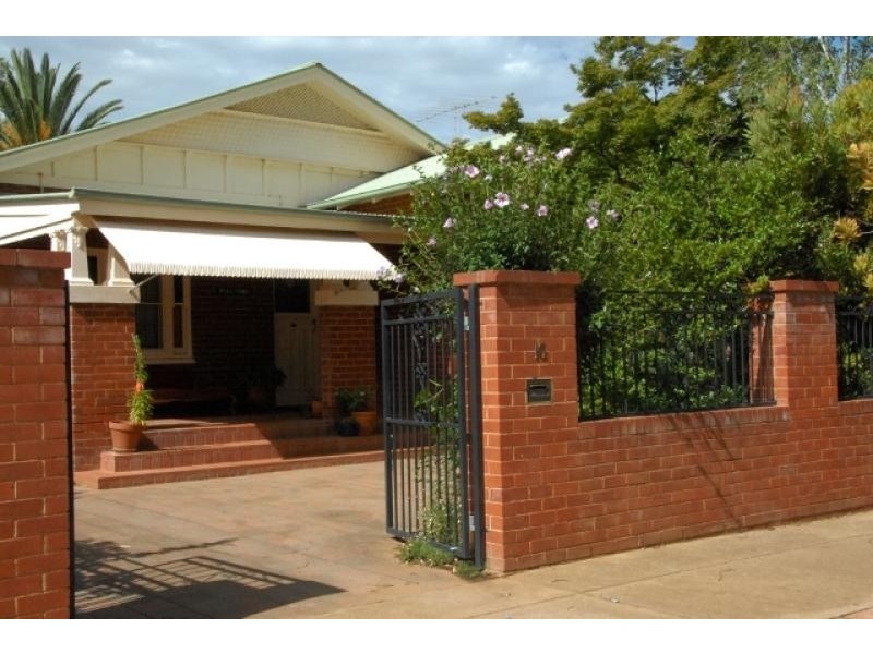 16 Lindsay Street, Turvey Park NSW 2650