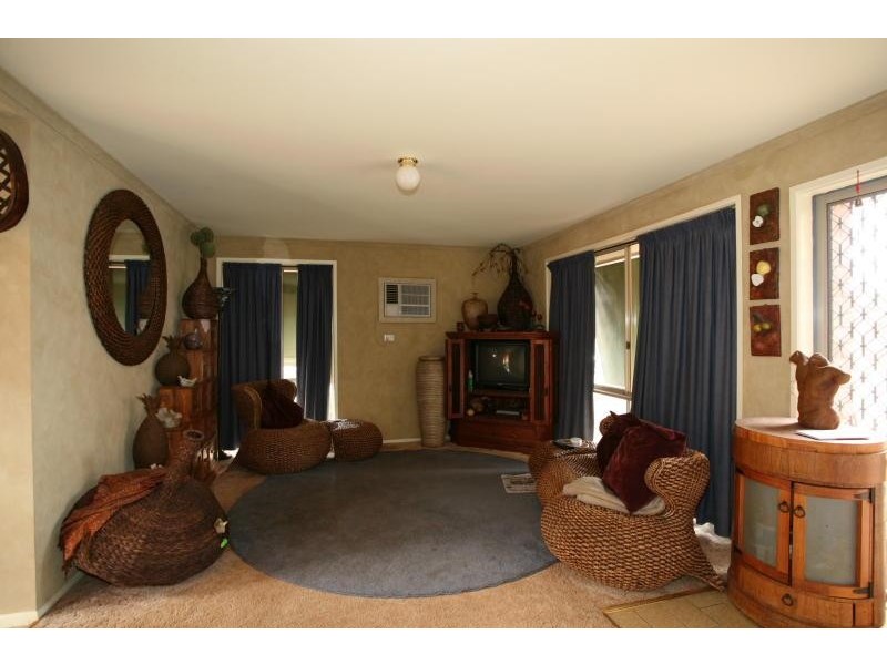 16 HAWKESBURY ROAD, Werribee VIC 3030