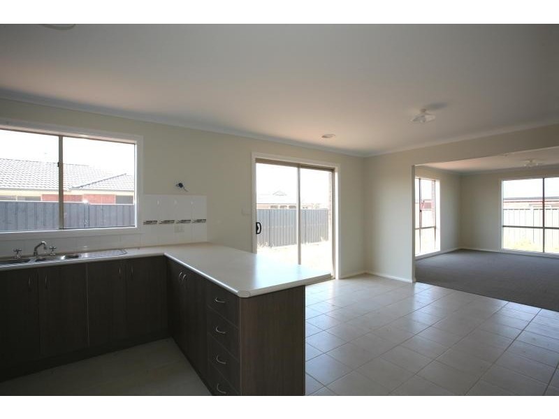 41 MANOR LAKES BOULEVARD, Wyndham Vale VIC 3024