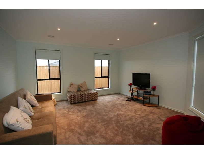 27 SOLANDER GROVE, Tarneit VIC 3029