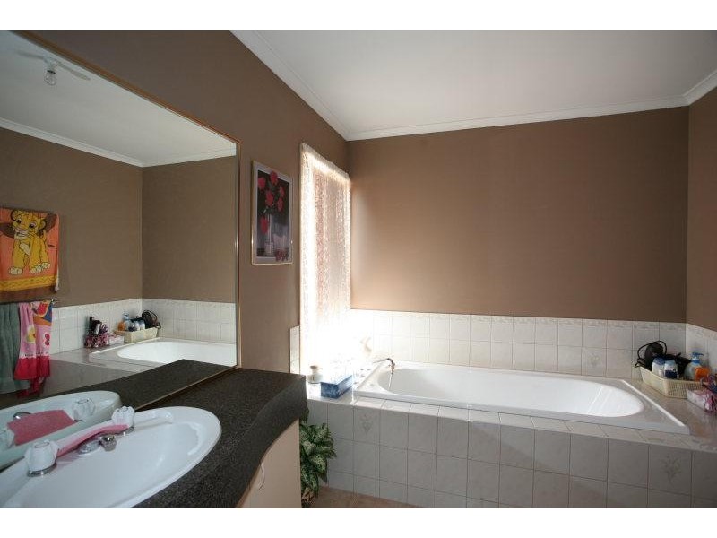 18 Tandarra Drive, Hoppers Crossing VIC 3029