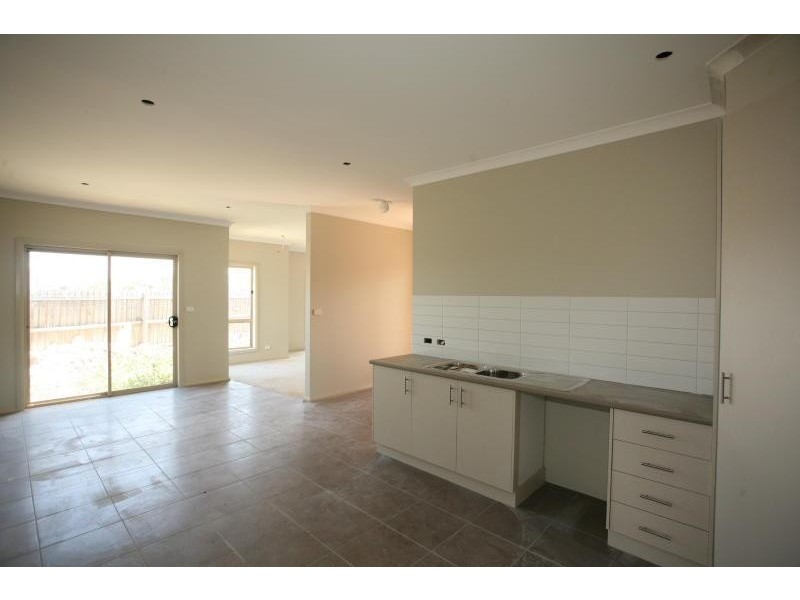 Unit 4/70 Thames Boulevard, Werribee VIC 3030