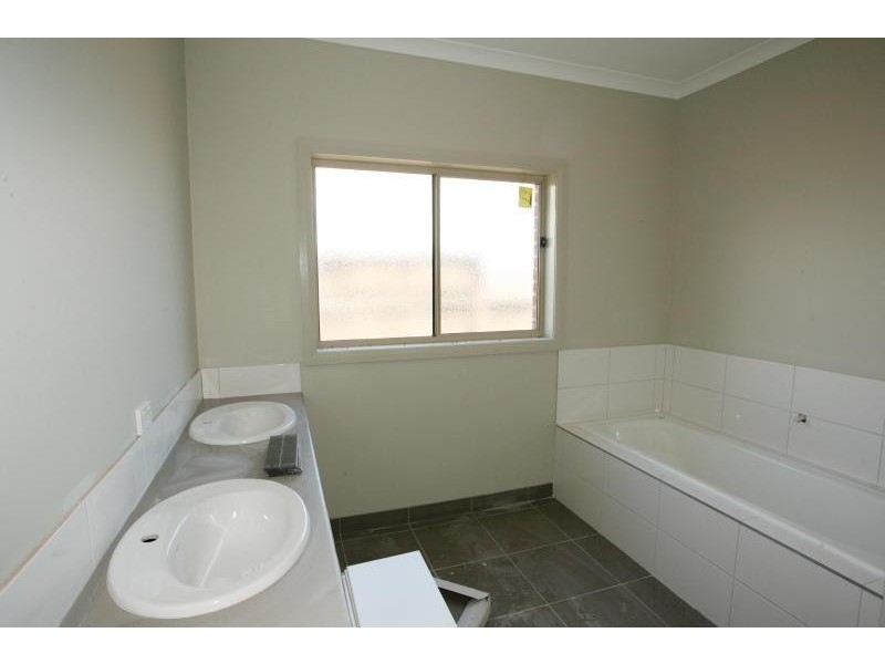 Unit 4/70 Thames Boulevard, Werribee VIC 3030