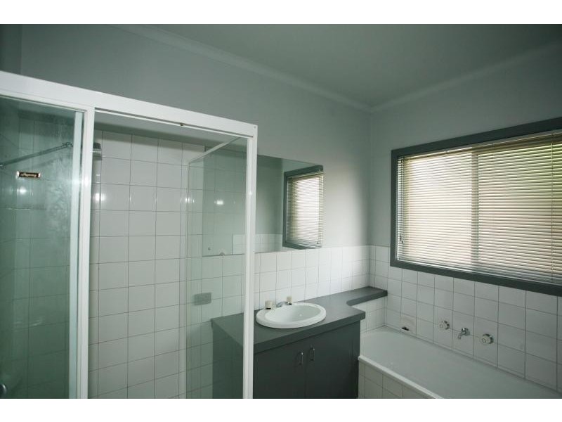 Unit 1/86 Hogans Road, Hoppers Crossing VIC 3029