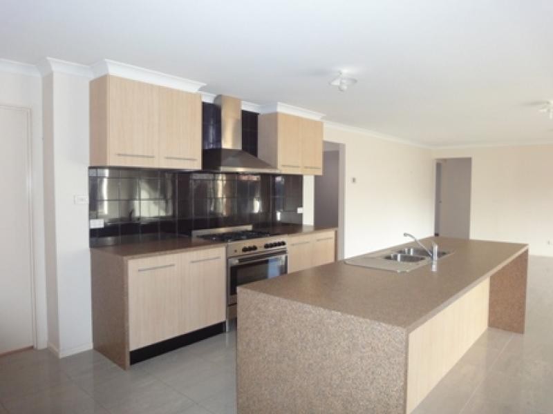 4 Ellesmere Way, Truganina VIC 3029