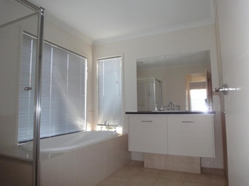 4 Ellesmere Way, Truganina VIC 3029