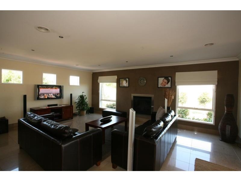 44 Caradon Drive, Truganina VIC 3029