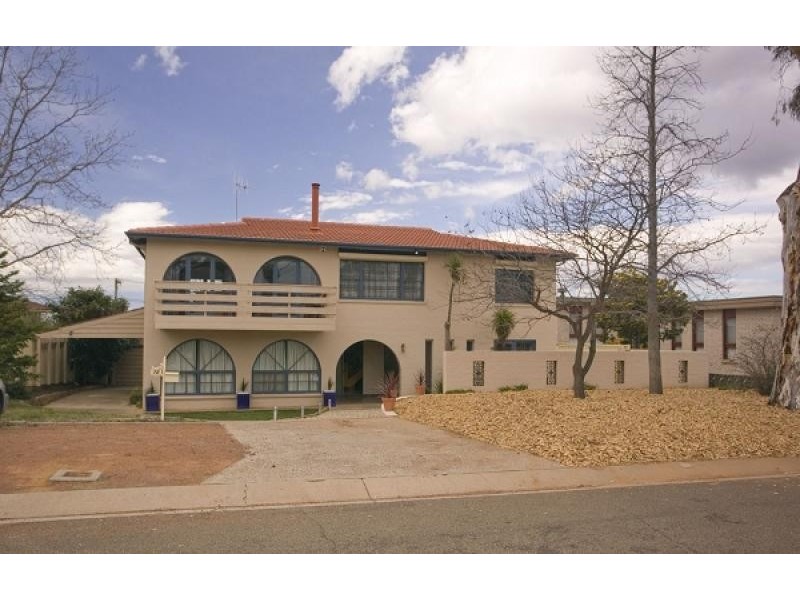 16 POHLMAN STREET, Latham ACT 2615
