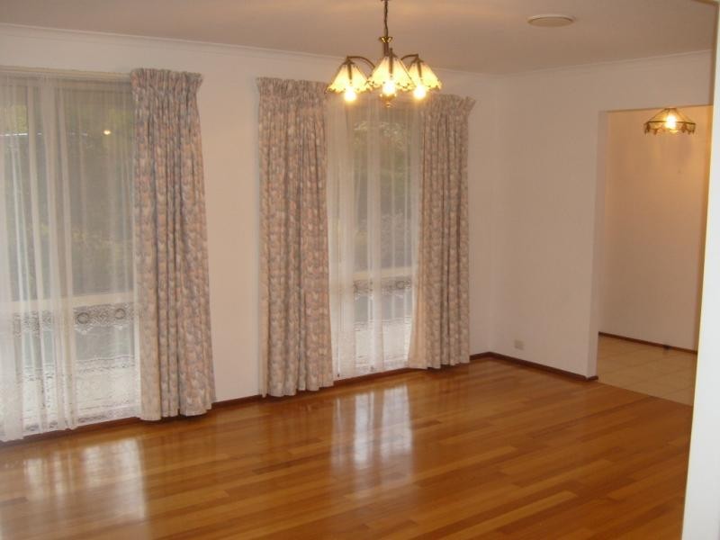 16 Rowntree Crescent, Isaacs ACT 2607
