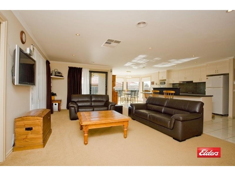 73 Shrivell Circuit, Dunlop ACT 2615