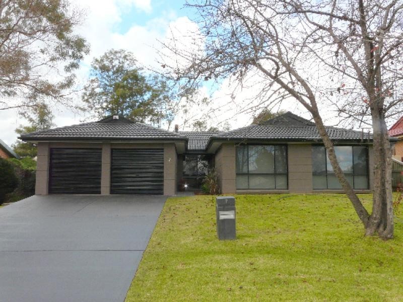 7 William St, The Oaks NSW 2570