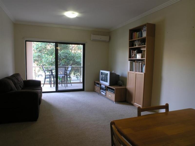 11/2-10 Hawkesbury Avenue, Dee Why NSW 2099