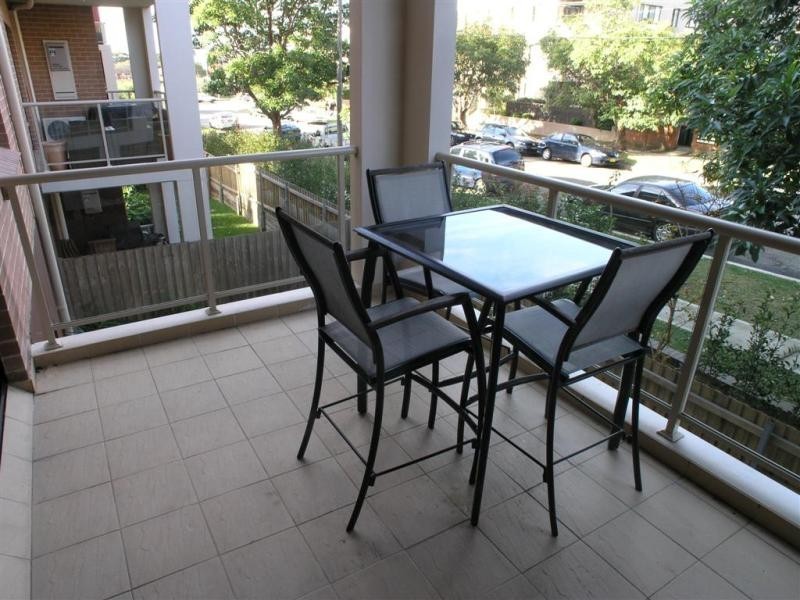 11/2-10 Hawkesbury Avenue, Dee Why NSW 2099