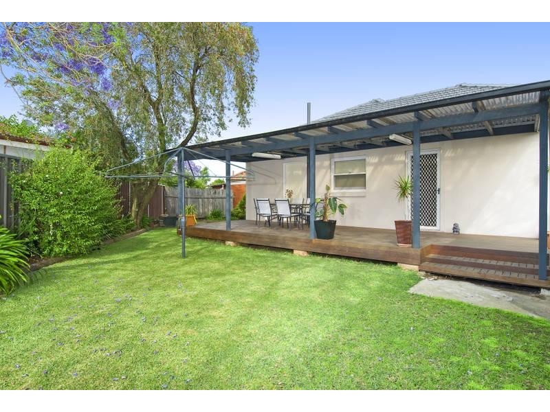 8 Parkview Avenue, Belfield NSW 2191