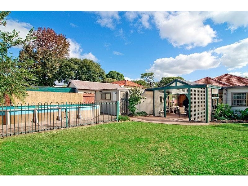 8 Sylvanus Street, Greenacre NSW 2190