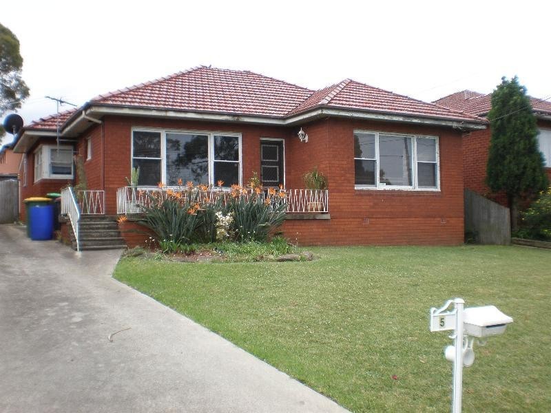 5 Peter Crescent, Greenacre NSW 2190